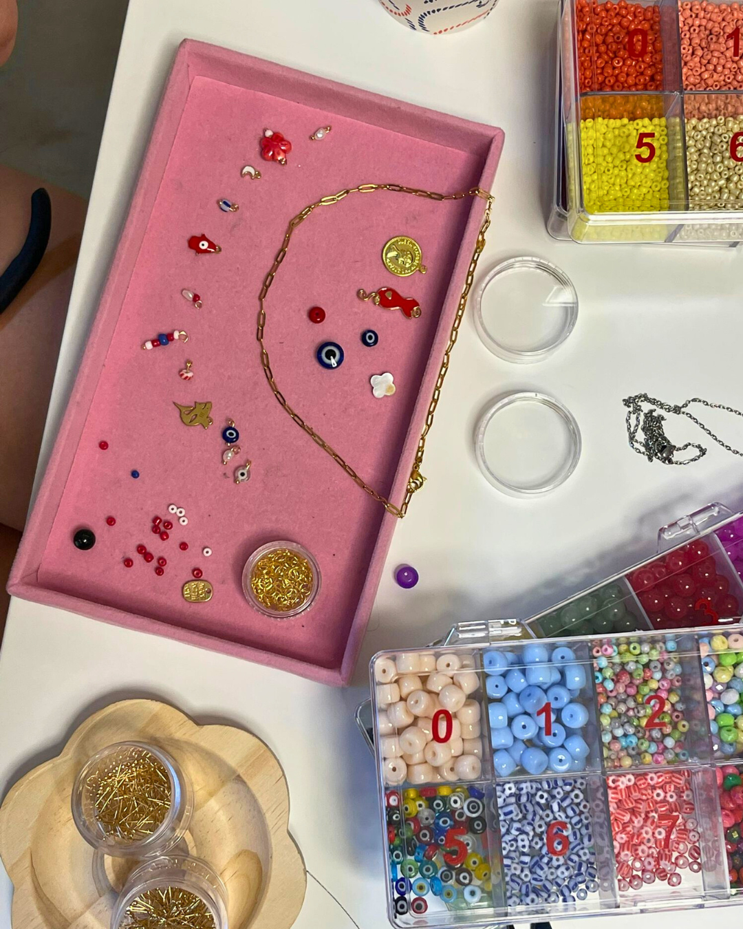 הכנת תכשיט יוקרתי בסגנון צ'ארמים