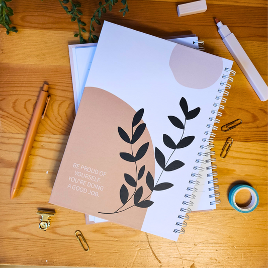 מחברת מעוצבת עלים