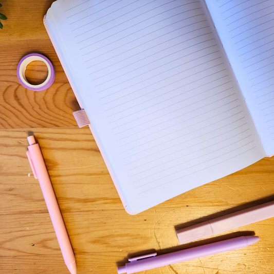 מחברת בעיצוב אישי ורודה דמוי עור