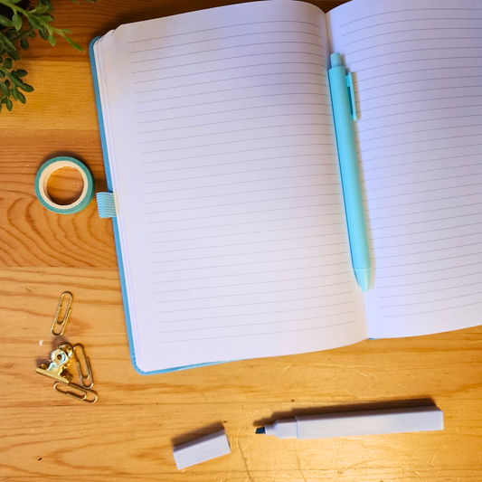 מחברת בעיצוב אישי תכלת דמוי עור