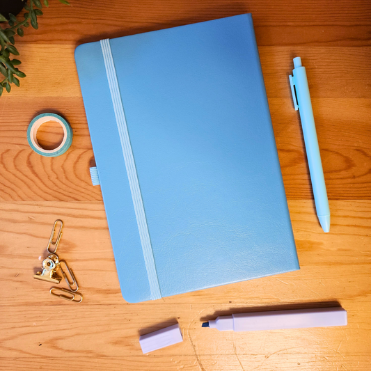 מחברת בעיצוב אישי תכלת דמוי עור